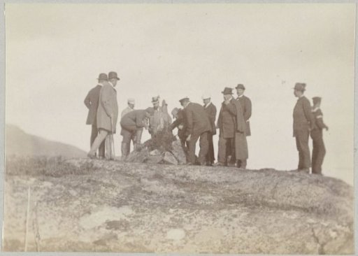 Emperor Wilhelm II with his traveling party in the Norwegian landscape at the viewpoint in Lofoten