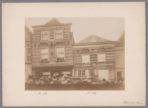 Facades of Hoogstraat 345-347 in Woudrichem, with onlooking children in the foreground