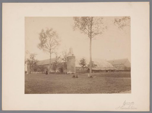 Harrelstein farm in Bunde, with seated figures in the foreground