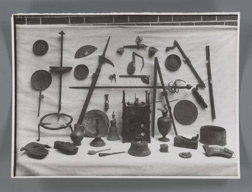 Photographic reproduction of weapons, household goods and merchandise from Nova Zembla