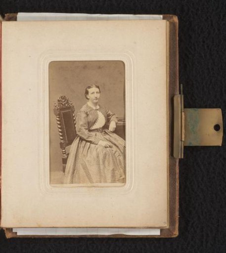 Portrait of a seated woman, designated as aunt Anne Nije, sister of Jonker-Nije