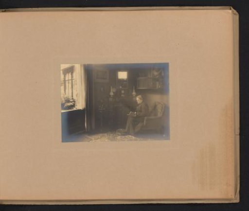 Portrait of Neletta Jonker-van der Linden, reading