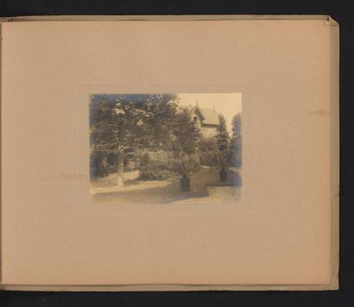 Garden of the Jonker family house in Bussum, with Lucas Jonker and Neletta Jonker-van der Linden on the right