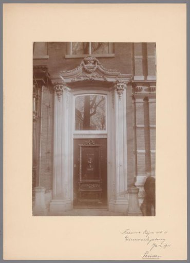 Decorative door surround at Nieuwe Rijn 10, Leiden
