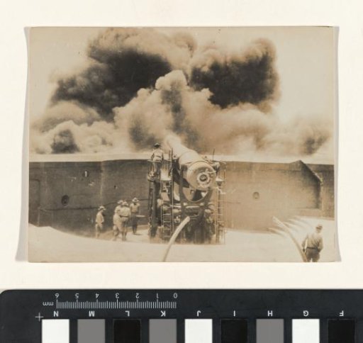 Soldiers with an American electric coastal gun