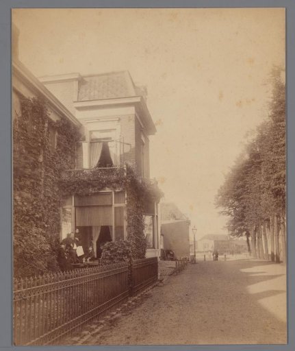 Johannes Hendrikus Graadt van Roggen and his family in the doorway of their house at Lage Markt 33 in Nijmegen