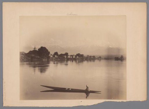 View of the Jhelum, with the Kanqah-e-Moula on the left and the Himalayas in the background