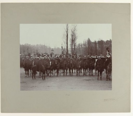 Honorary escort of Amsterdam citizens at the enthronement of Queen Wilhelmina, in front of the Rijksmuseum in Amsterdam