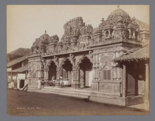 Hindu temple with priests, Colombo, Sri Lanka