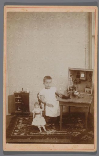 Hansje Langhout with her dollhouse