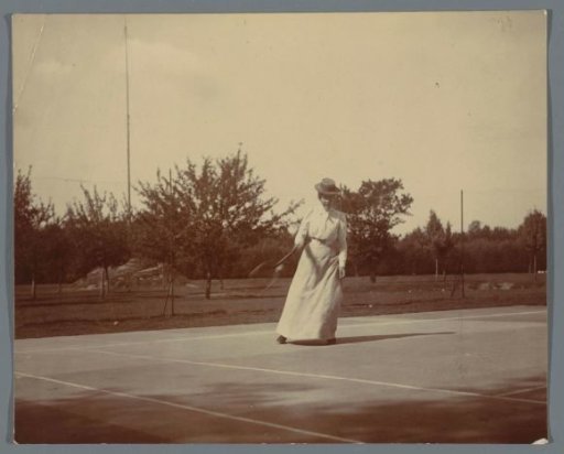 Portrait of Cornelia Hendrika Jonker on the tennis court