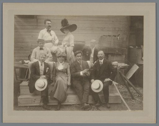 Group portrait of Toon Nolet, Marie Breitner-Jordan, Willy Sluiter, Derk Wiggers, George Hendrik Breitner, Paula van Ysselstein, Jan Toorop and Louis van Soest, probably in Katwijk