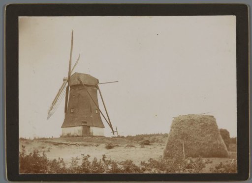 View of the mill De Vlijt in Wapenveld with a haystack on the right