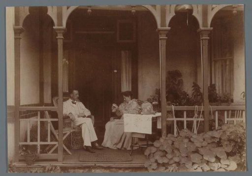 Portrait of Willem Jacobus Fockens and Anna Gesiena Jonker on the veranda