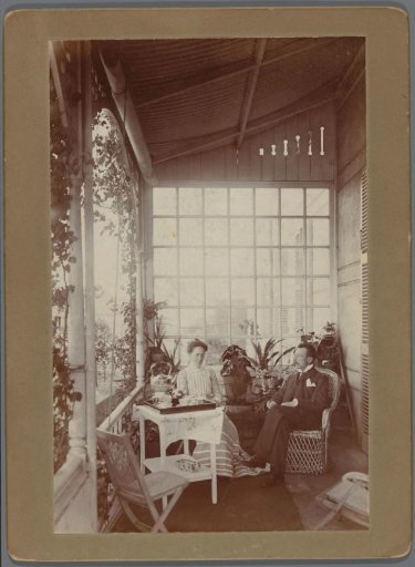 Portrait of Willem Jacobus Fockens and Anna Gesiena Jonker on the veranda