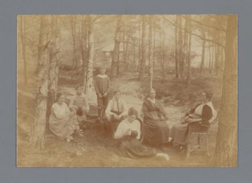 Group portrait of the Van der Waals family in the forest