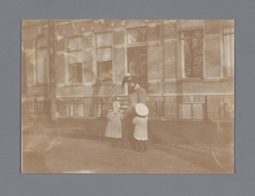 Jennigje Hendrika Jacoba Jonker walking with two children in the street