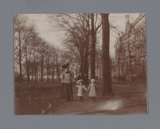 Jennigje Hendrika Jacoba Jonker walking with two children on the street