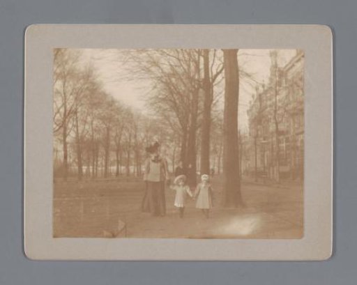 Jennigje Hendrika Jacoba Jonker walking with two children on the street