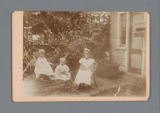 Group portrait of Johanna Geertruida, Lucas and Willem Jonker