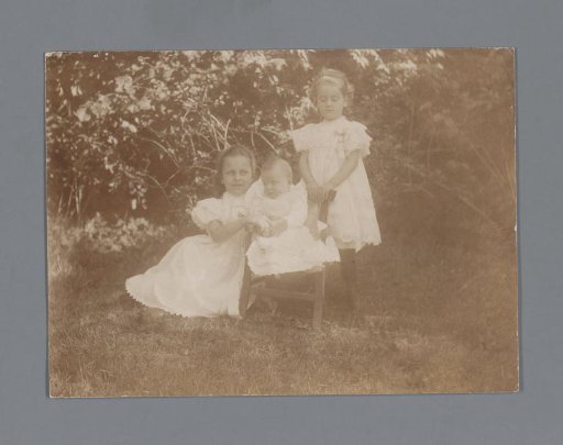 Portrait of three girls at the country estate Rustenhoven