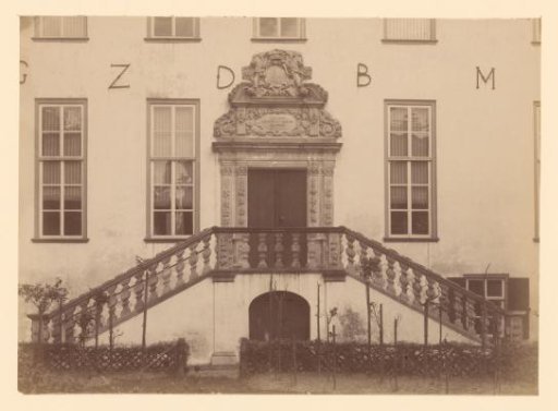Grand staircase and entrance of Huis Bergh in 's Heerenberg