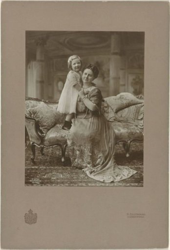 Portrait of Wilhelmina, Queen of the Netherlands, and Juliana, Queen of the Netherlands