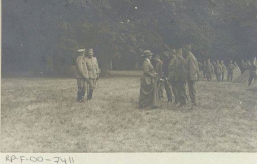 Visit of Wilhelmina, Queen of the Netherlands, to soldiers