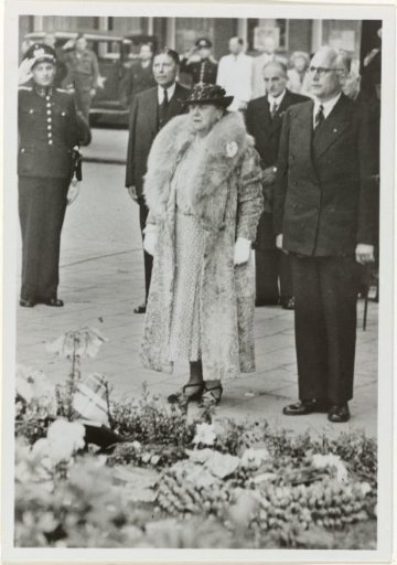 Laying of a wreath by Wilhelmina, Queen of the Netherlands, and Feike de Boer in the Apollolaan in Amsterdam during the liberation celebrations on 28 June 1945