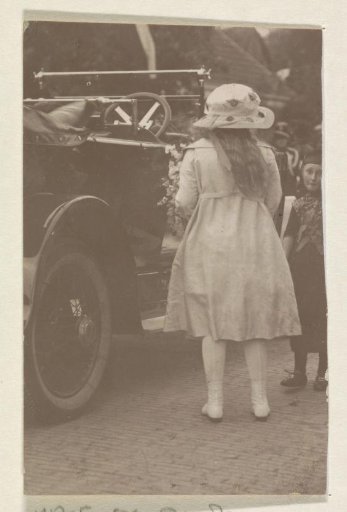 Princess Juliana next to a car