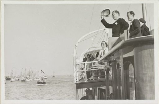 Visit of Juliana, Queen of the Netherlands, and Bernhard of Lippe-Biesterfeld to the Prince's Yacht Hr. Ms. 'Piet Hein' in Muiden on 28 August 1937