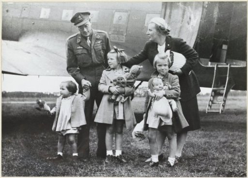 Return of Juliana, Queen of the Netherlands, Bernhard of Lippe-Biesterfeld, Beatrix, Queen of the Netherlands, Irene, Princess of the Netherlands, and Margriet, Princess of the Netherlands, to the Netherlands on 2 August 1945