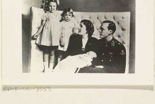 Portrait of Juliana, Queen of the Netherlands, Bernhard of Lippe-Biesterfeld, Beatrix, Queen of the Netherlands, Irene, Princess of the Netherlands, and Margriet, Princess of the Netherlands