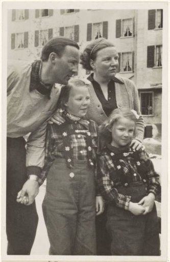 Portrait of Juliana, Queen of the Netherlands, Bernhard of Lippe-Biesterfeld, Beatrix, Queen of the Netherlands, and Irene, Princess of the Netherlands