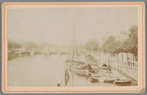 View from the Hogesluis on the Binnen Amstel with boats in Amsterdam