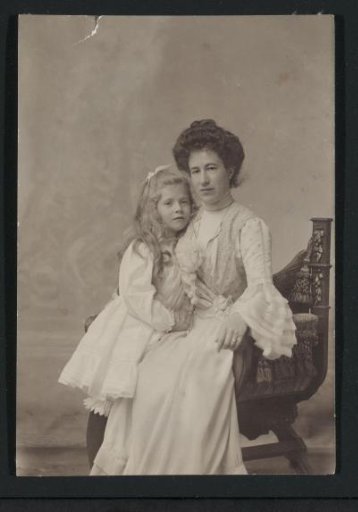 Portrait of Cateautje Six and her mother Nine Six van Hillegom-Bosch Reitz