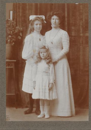 Portrait of Nine Six van Hillegom-Bosch Reitz and her Children Nine and Cateau