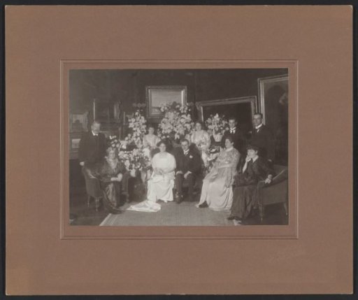 Wedding portrait of A.H. Crone and C. Müseler in the picture gallery at Hobbemastraat 12 in Amsterdam, with family members