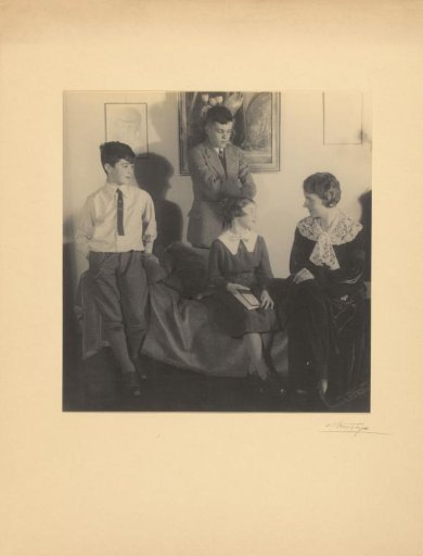 Portrait of Mrs. Hondius-Crone and her children