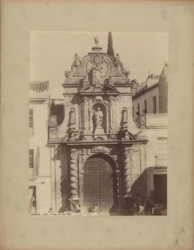 Gateway in Burgos with children and people nearby