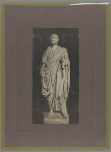 Sculpture of a Roman man dressed in a toga