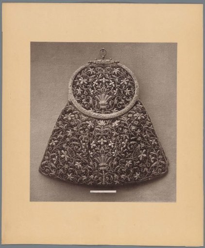 Bag of textile decorated with floral motifs and a metal clasp