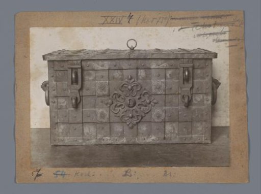 Chest with fleur-de-lys decorations around the keyhole