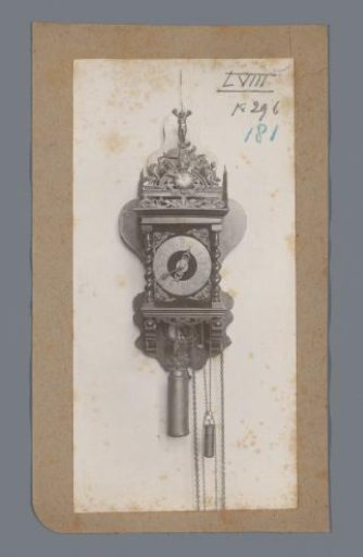 Wall clock decorated with putti and twisted pilasters
