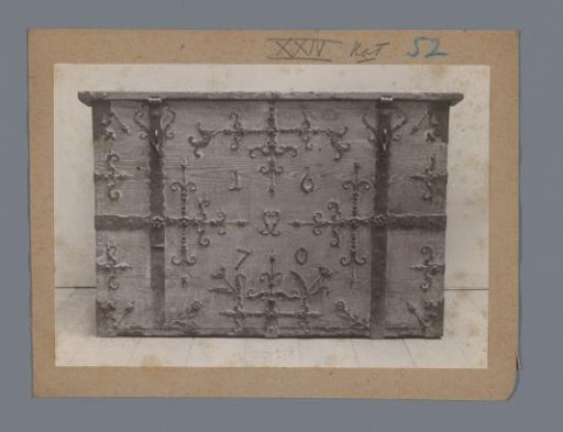 Chest decorated with flowers and the year 1670