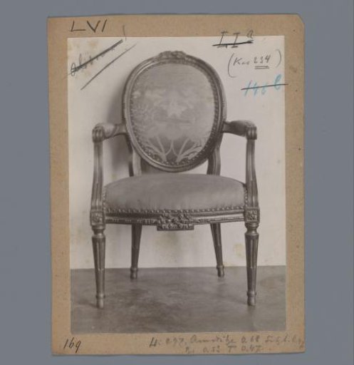 Armchair with a floral motif in the upholstery