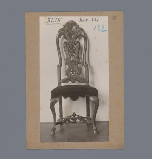 Walnut chair decorated with volutes, scales, and acanthus in the Rijksmuseum, Amsterdam