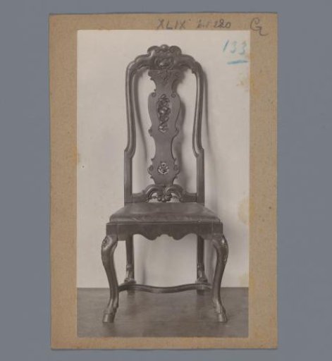 Walnut chair decorated with volutes and a shell