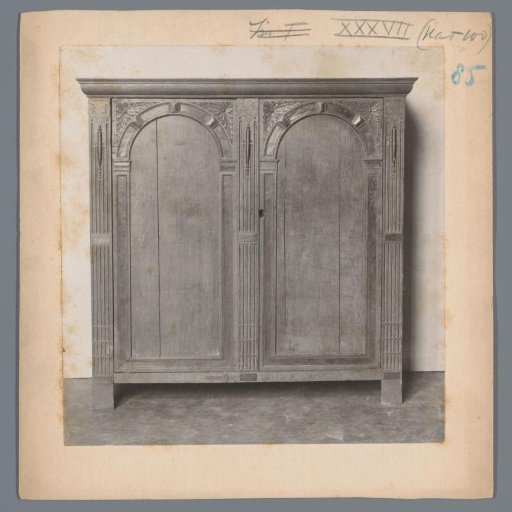 Cabinet decorated with two arches and floral motifs