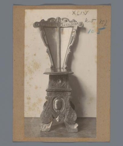 Stool decorated with volutes, rosettes and a cartouche in the Rijksmuseum, Amsterdam